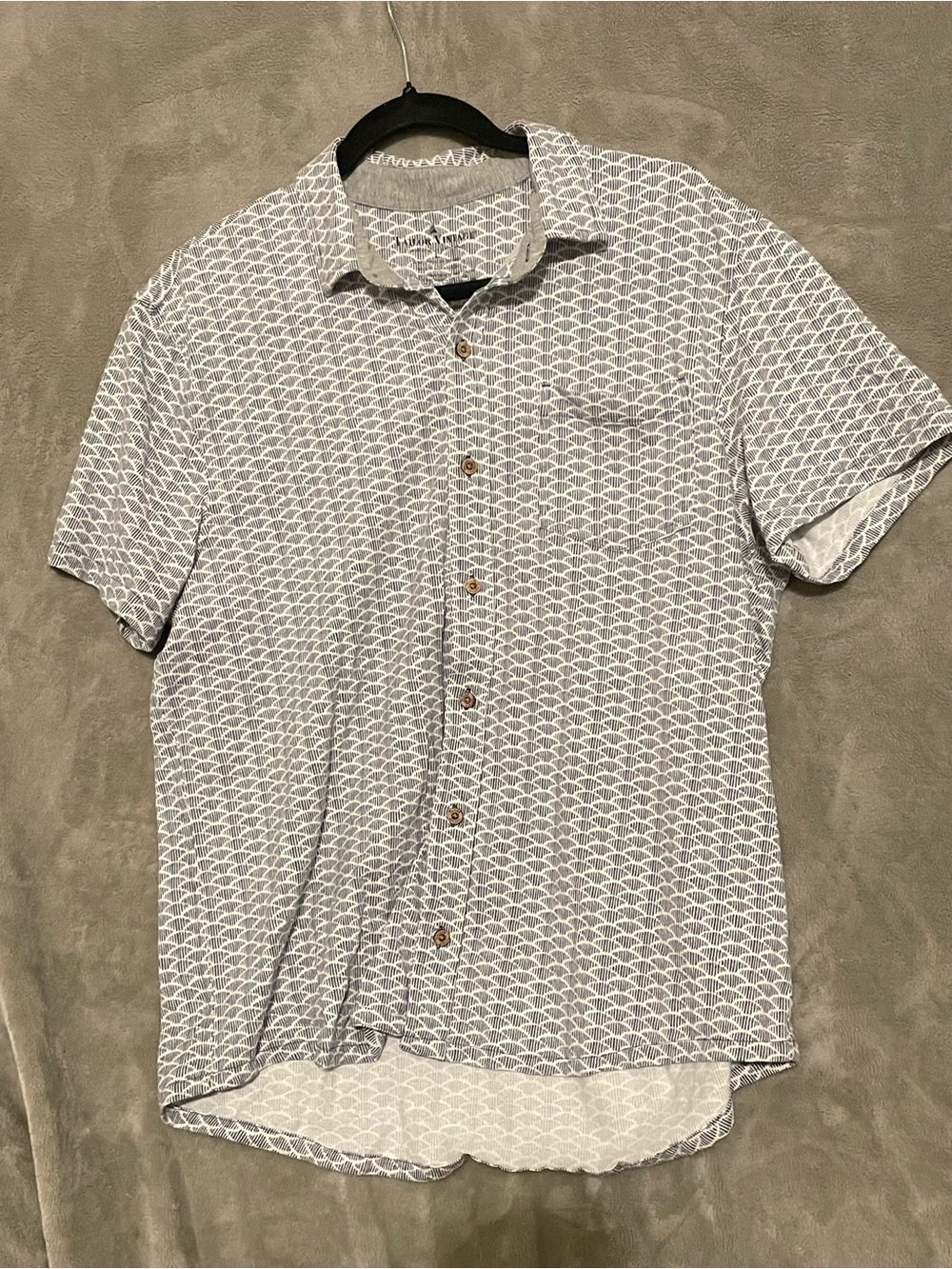 Tailor Vintage White and Light Gray Short-Sleeve Printed Button-Down Shirt